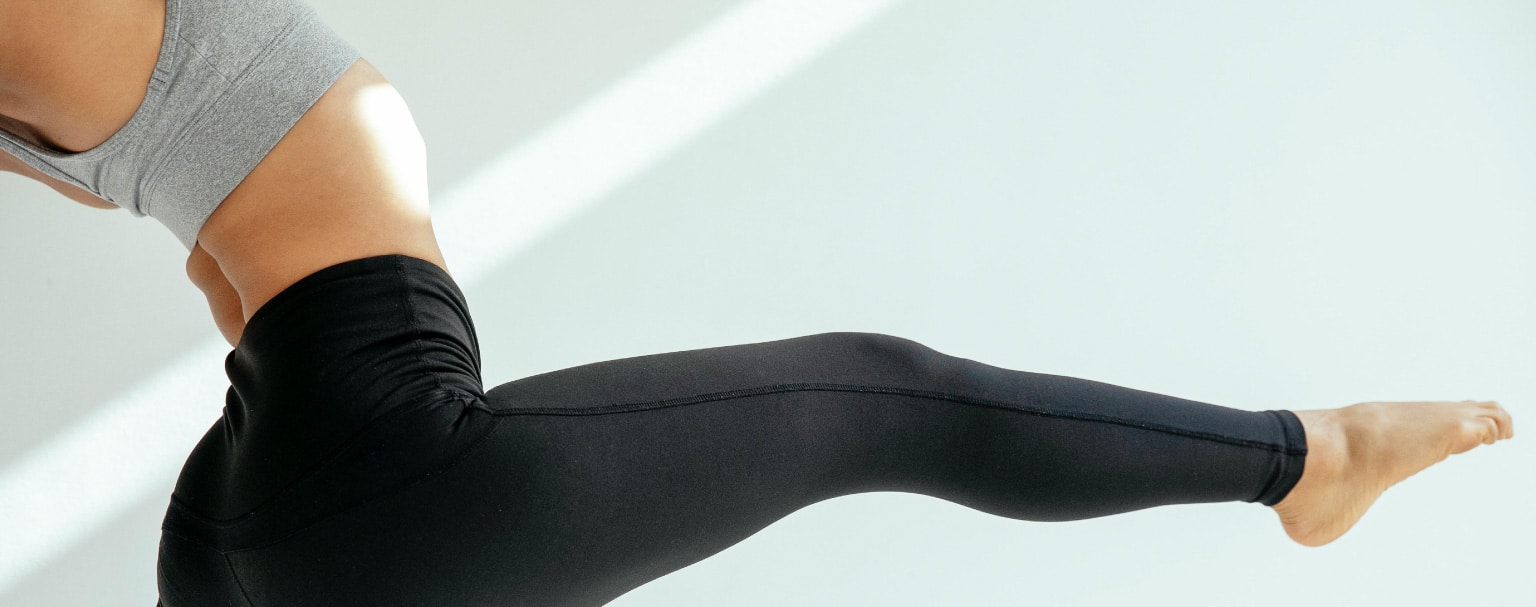 Kvinne gjør yoga i yogastudio